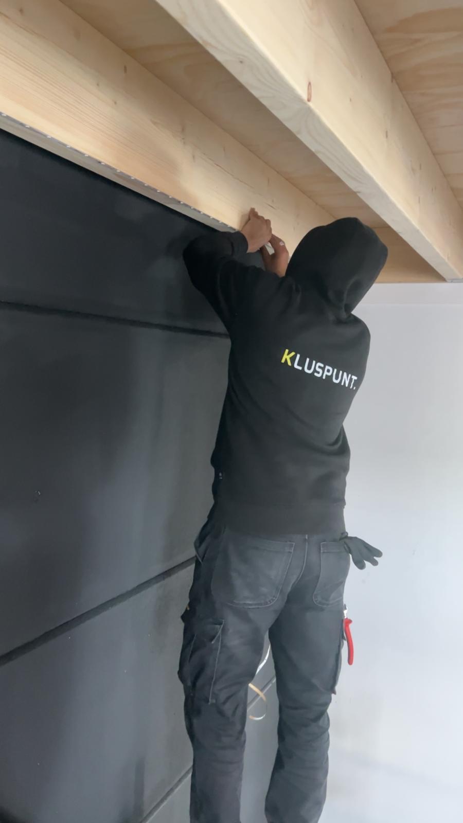 Kluspunt elektricien aan het werk