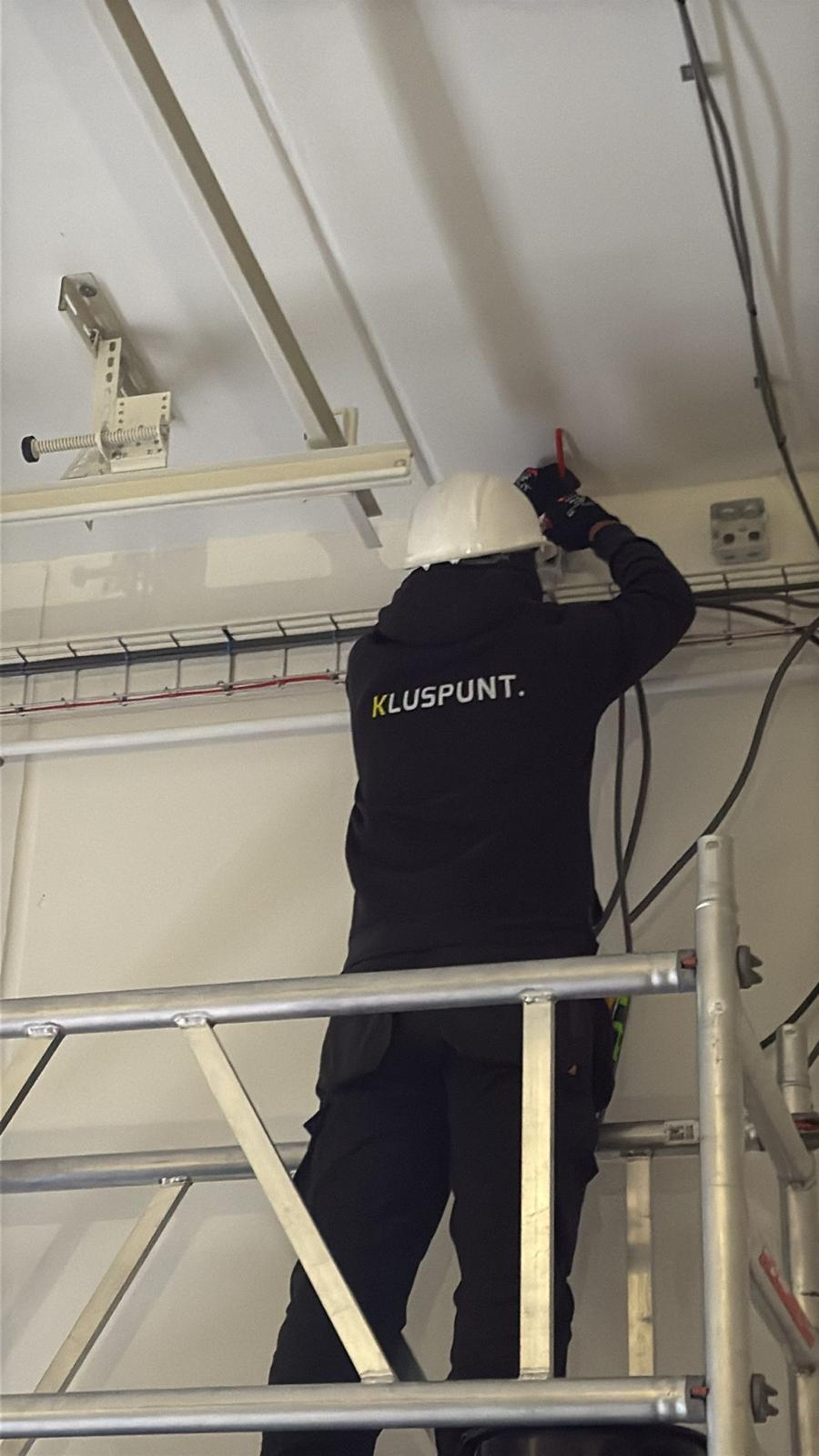 Kluspunt elektricien op ladder