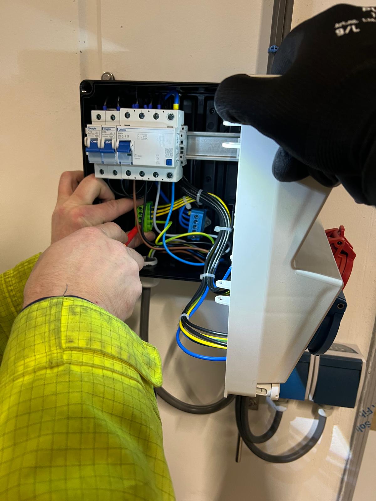 Georganiseerde kabelbedrading in schakelkast