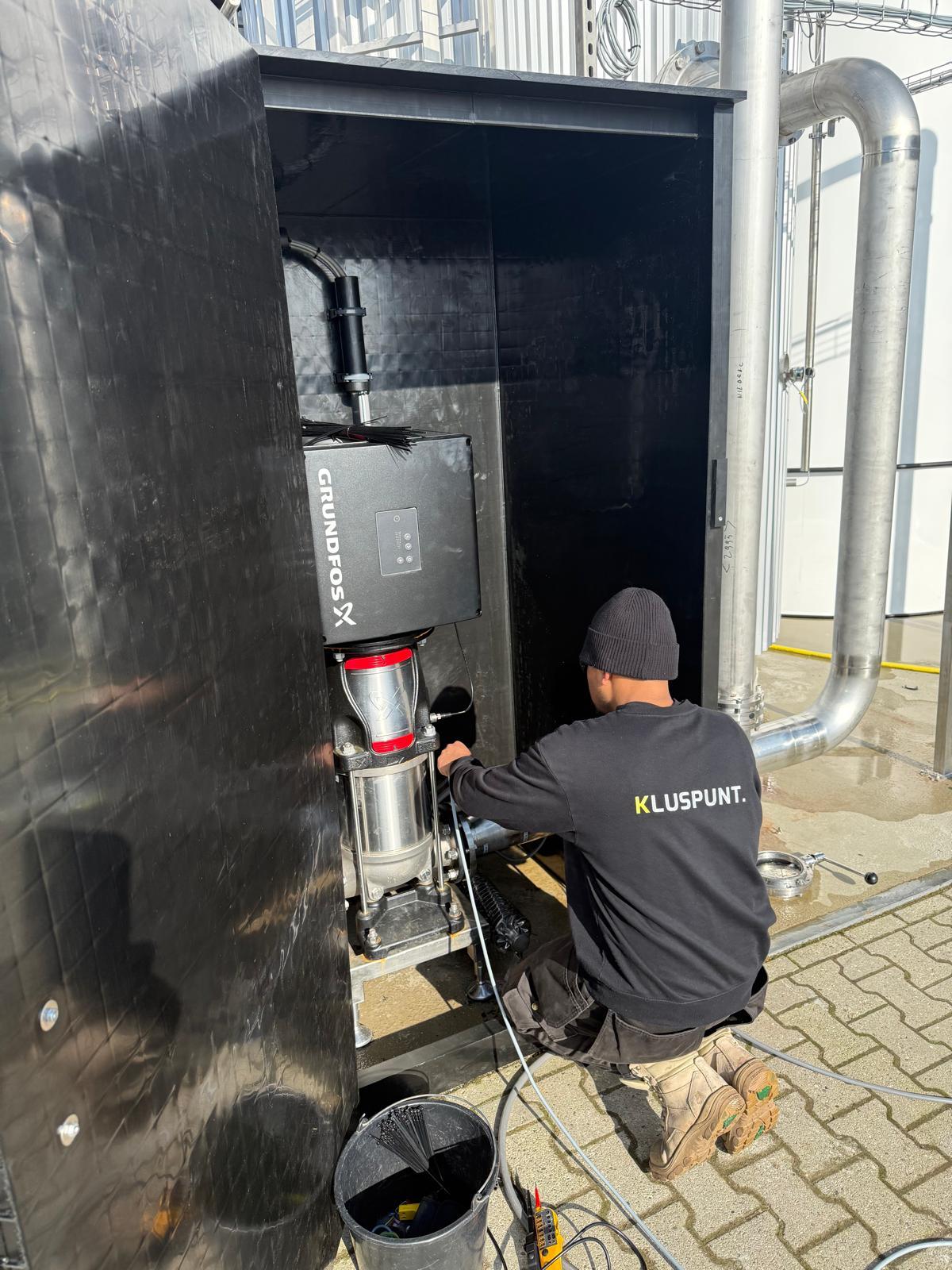 KLUSPUNT monteur bij pomp installatie